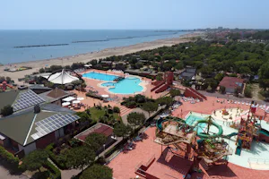 Camping Spiaggia e Mare - Luftaufnahme vom Campingplatz, dem Strand- und Poolbereich