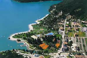 Camping Spiaggia Lago di Molveno - Luftaufnahme vom Campingplatz am Lago di Molveno