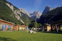 Camping Spiaggia Lago di Molveno  -  Mobilheime vom Campingplatz mit Blick auf die Alpen
