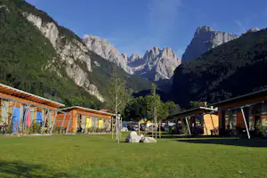 Camping Spiaggia Lago di Molveno - Mobilheime vom Campingplatz mit Blick auf die Alpen