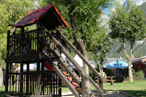 Camping Spiaggia Lago di Molveno - Spielplatz vom Campingplatz zwischen Bäumen