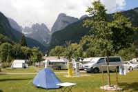 Camping Spiaggia Lago di Molveno  -  Wohnwagen- und Zeltstellplatz vom Campingplatz mit Blick auf den Berg Cima Tosa