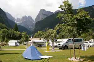 Camping Spiaggia Lago di Molveno - Wohnwagen- und Zeltstellplatz vom Campingplatz mit Blick auf den Berg Cima Tosa