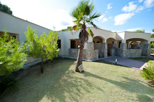 Camping Spiaggia Lunga - Bungalows mit überdachten Terrassen auf dem Campingplatz