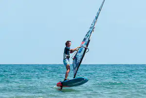 Camping Spiaggia Lunga - Camper beim Windsurfen auf dem Meer