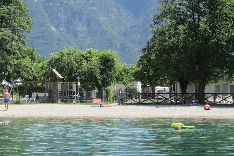 Camping Spiaggia - See mit Blick auf den Campingplatz 