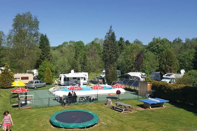 Camping Spineuse Neufchâteau - Blick auf den Swimmingpool mit Trampolin und Tischtennisplatte daneben