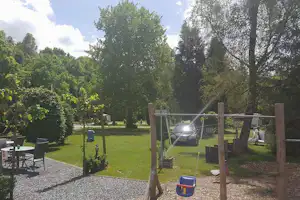 Camping Spineuse Neufchâteau - Kinderschaukeln auf dem Campingplatz
