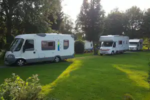 Camping Spineuse Neufchâteau - Wohnmobile auf Stellplätzen