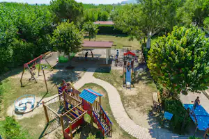 Camping Spinnaker - Spielplatz mit Rutschen, Schaukeln und Tischtennisplatte im Grünen auf dem Campingplatz