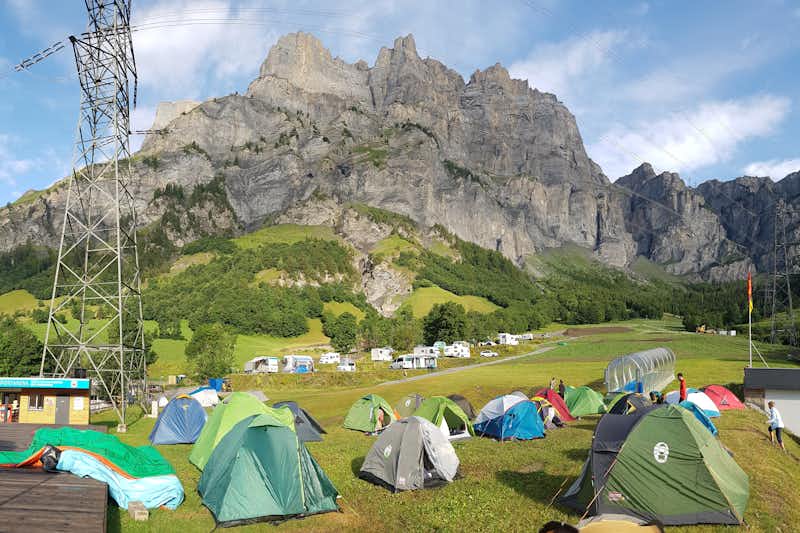 Camping Sportarena - Blick auf die Zelt- und Standplätze mit Bergen im Hintergrund