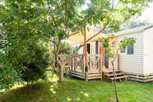 Camping Sérignan Plage Nature - Mobilheim mit Terrasse im grünen Bereich auf dem Campingplatz