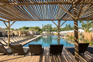 Camping Sérignan Plage Nature - Poolbereich mit Liegestühlen auf dem Campingplatz