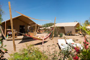 Camping Sérignan Plage Nature - Safari-Zelte mit Hängematten und Liegestühlen auf dem Zeltplatz vom Campingplatz