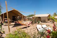 Camping Sérignan Plage Nature - Safari-Zelte mit Hängematten und Liegestühlen auf dem Zeltplatz vom Campingplatz