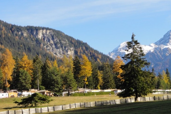 Camping St. Cassian  -  Wohnwagen- und Zeltstellplatz vom Campingplatz mit Blick auf die Alpen