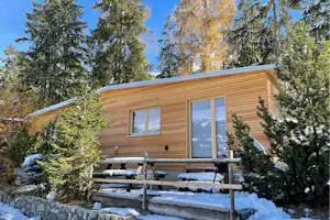 Camping St. Cassian - Blick auf ein Mobilheim im Winter