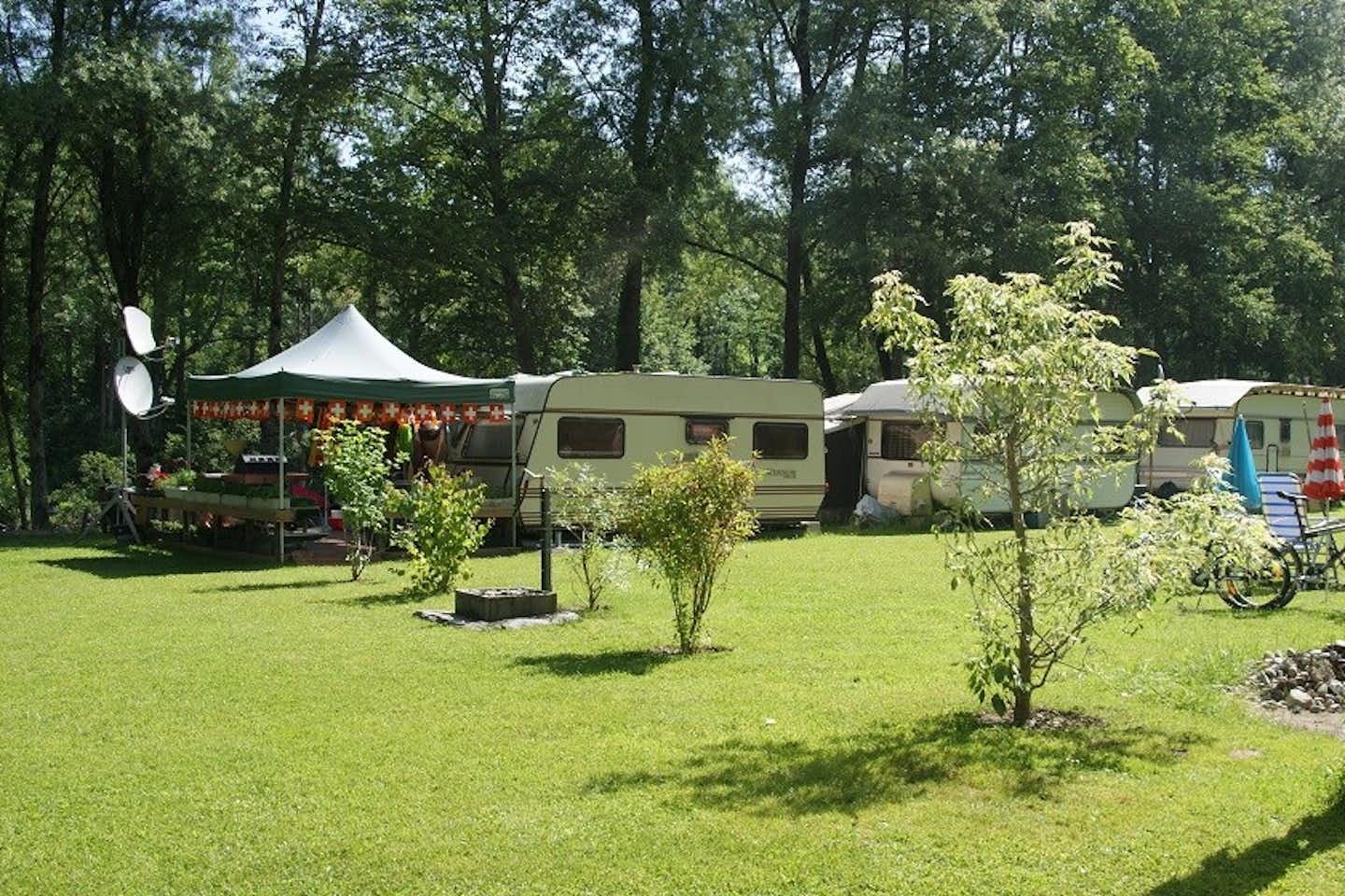 Camping St. Gallen - Wittenbach  -  Wohnmobilstellplatz vom Campingplatz im Grünen zwischen Bäumen