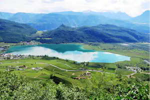 Camping St. Josef am Kalterer See - Blick auf den Kalterer See und den Campingplatz