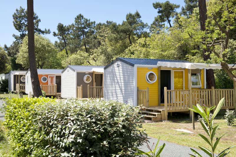 Camping St-Tro'Park  -  Mobilheime mit Terrasse auf dem Campingplatz