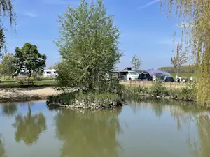 Camping Stad en Land - Blick auf die Standplätze am Teich