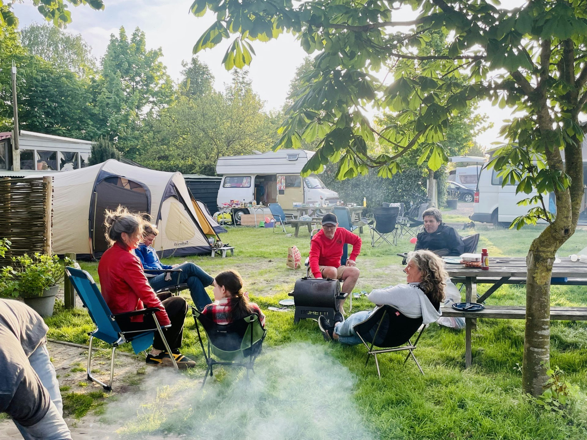Camping Stad en Land - Camper sitzen zusammen und grillen