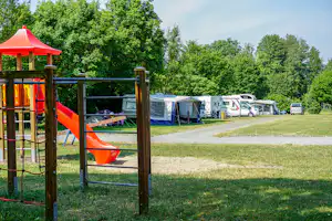 Camping Stadtsteinach - Spielplatz am Wohnwagen- und Zeltstellplatz vom Campingplatz auf grüner Wiese