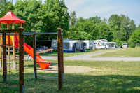 Camping Stadtsteinach  -  Spielplatz am Wohnwagen- und Zeltstellplatz vom Campingplatz auf grüner Wiese