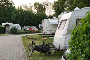 Camping Stadtsteinach - Fahrrad auf dem Stellplatz vom Campingplatz