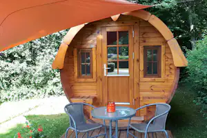 Camping Stadtsteinach - Wohnfass mit kleiner Terrasse auf dem Campingplatz