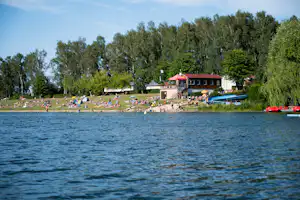 Camping Stausee Oberwald - Blick auf den See mit Badestrand und Liegewiese