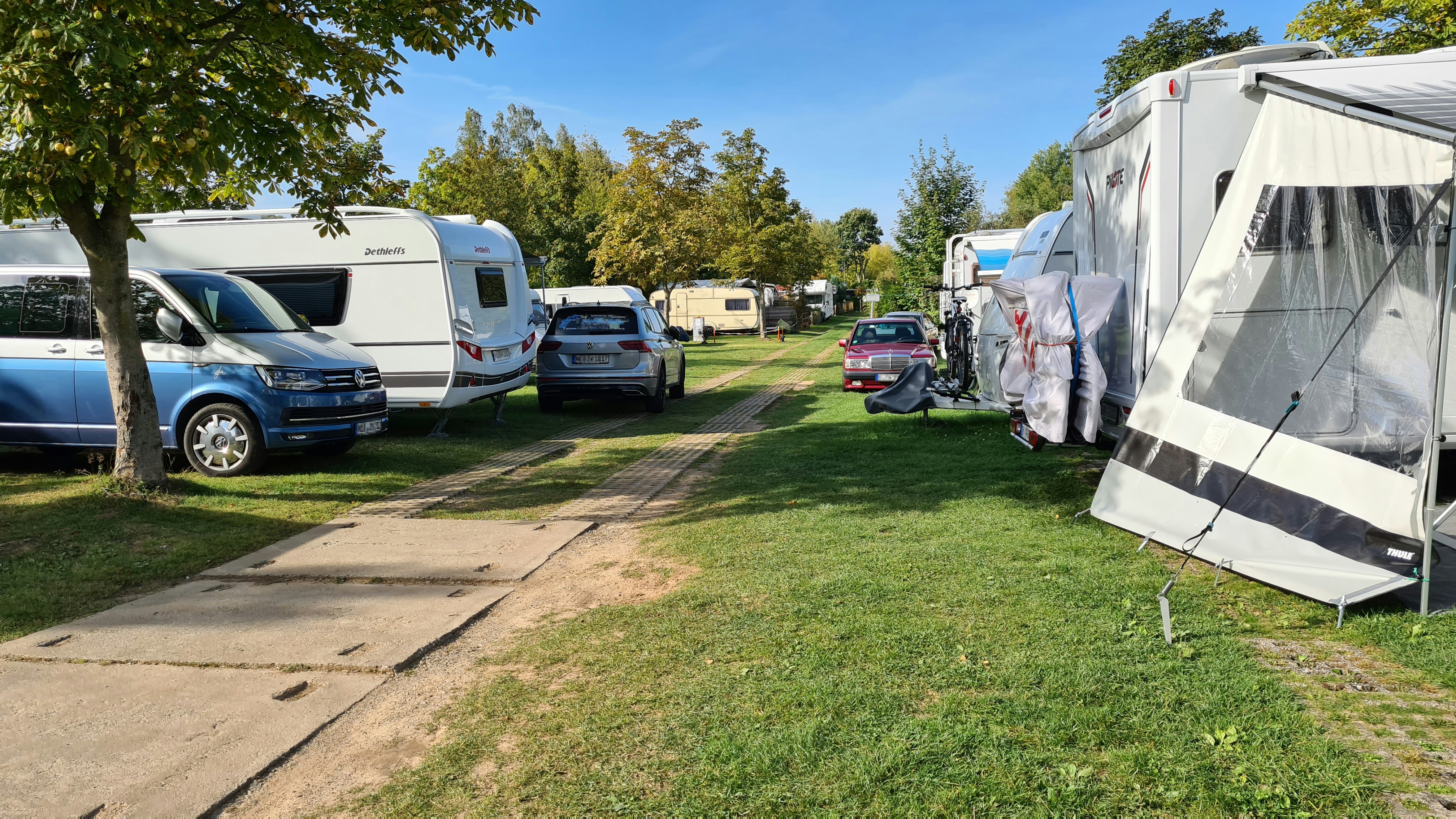 Camping Stausee Oberwald - Wohnmobil- und  Wohnwagenstellplätze auf der Wiese