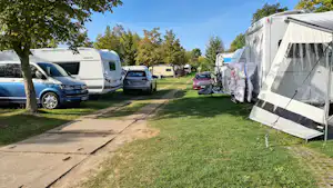 Camping Stausee Oberwald - Wohnmobil- und Wohnwagenstellplätze auf der Wiese
