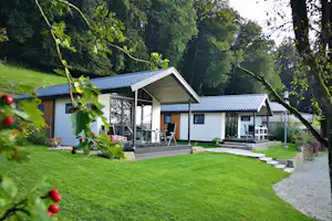Camping Stein - Außenansicht Mobilheime mit überdachter Terrasse