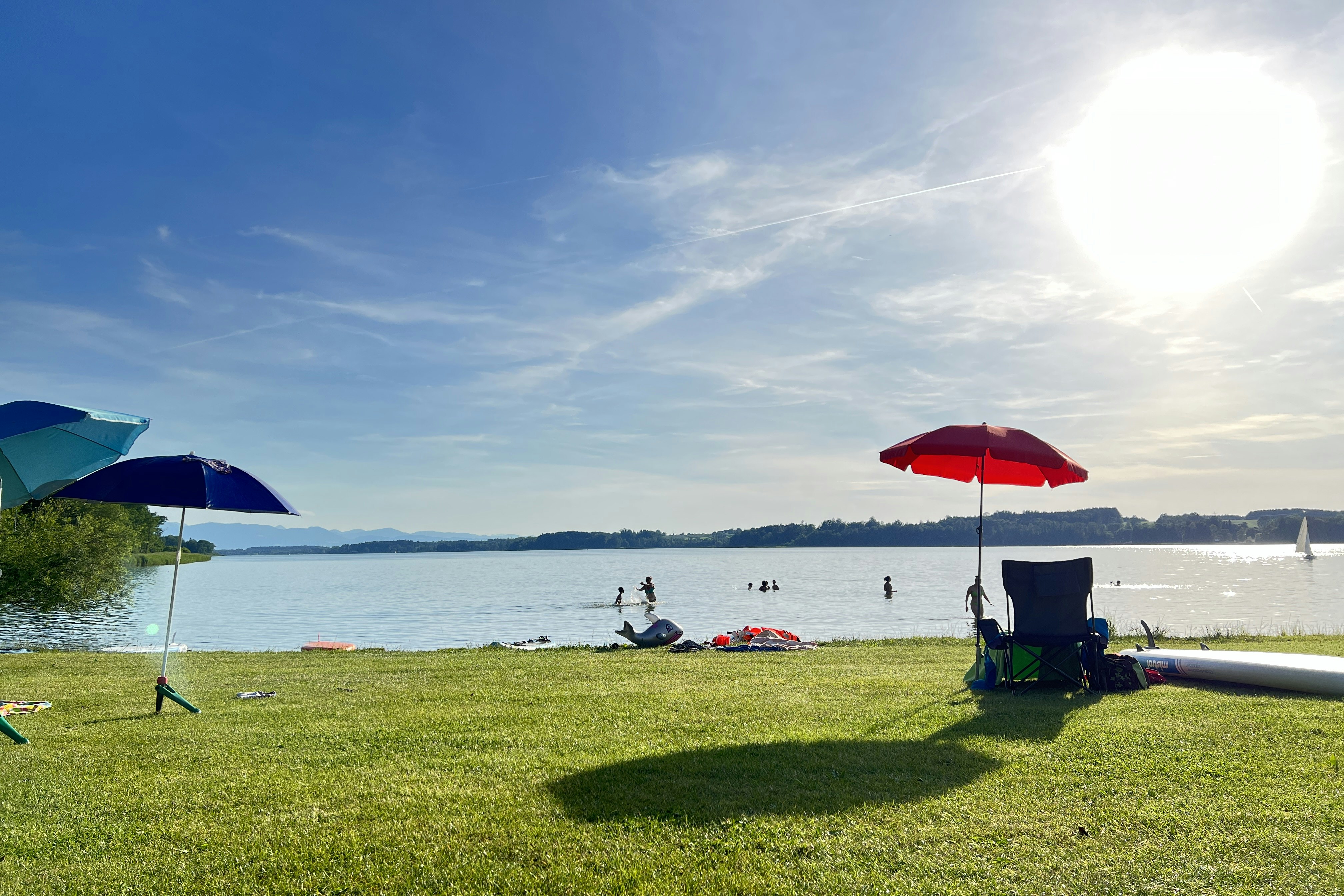Camping Stein - Wiese am Wasser mit Sonnenschrimen