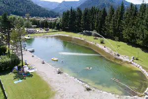 Camping Steinplatte - Badesee mit Brunnen auf dem Campingplatz Luftaufnahme