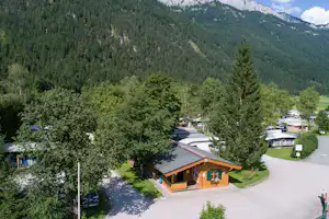 Camping Steinplatte - Einfahrt und Rezeption vom Campingplatz im Sommer