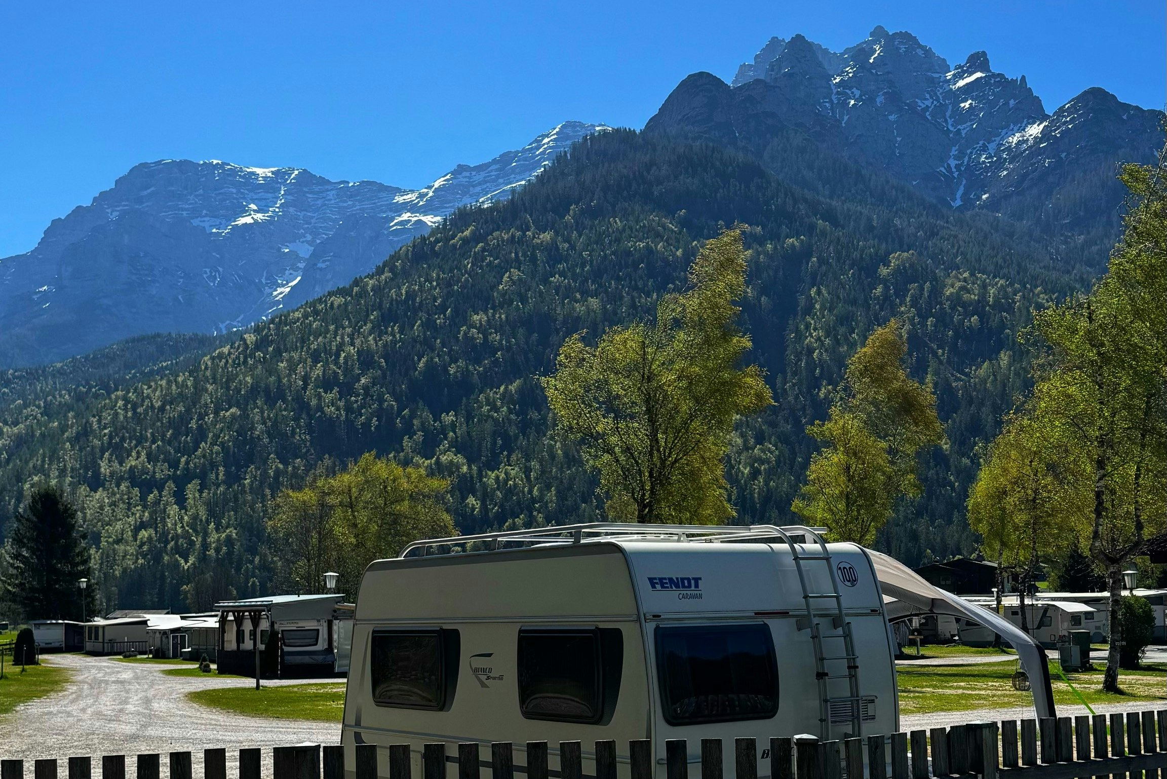 Camping Steinplatte Waidring - Standplätze auf dem Campingplatz mit Bergen im Hintergrund