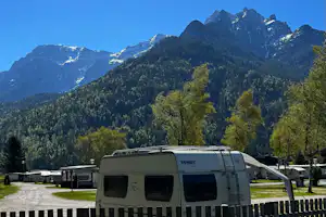 Camping Steinplatte Waidring - Standplätze auf dem Campingplatz mit Bergen im Hintergrund