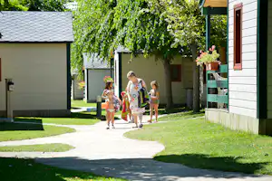 Camping Stel - Camper auf einem Gehweg zwischen Mobilheimen vom Campingplatz