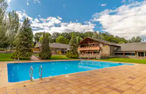 Camping Stel - Pool vom Campingplatz, Hauptgebäude im Hintergrund