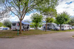 Camping Stel - Stellplatz vom Campingplatz zwischen Bäumen