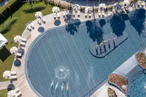 Stella del Mare Family Camping Village Camping Stella del Mare - Pool des Campingplatzes aus der Vogelperspektive