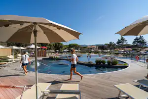 Stella del Mare Family Camping Village Camping Stella del Mare - Wasserpark im Freien mit Liegestühlen und Sonnenschirmen