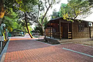 Camping Stella del Sud - Holz Bungalow mit überdachter Terrasse auf dem Campingplatz