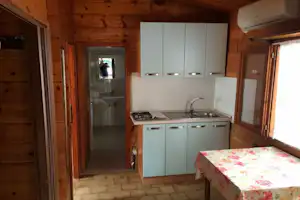 Camping Stella del Sud - Küche eines Bungalows