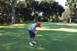 Camping Stella Mare - Camper beim Golf spielen auf dem Campingplatz