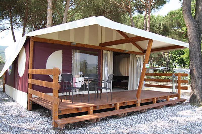 Camping Stella Mare - Mobilheim mit überdachter Veranda auf dem Campingplatz