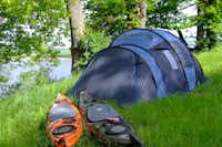 Camping Sternberger Seenland - Zeltplatz und Kayak im Schatten der Bäume