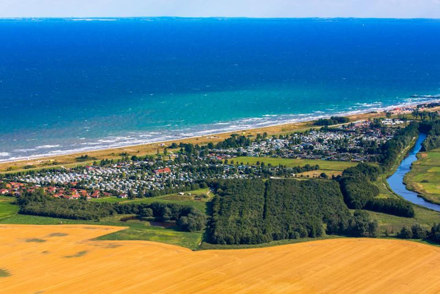 Camping Stieglitz - Blick auf das Gelände vom Campingplatz an der Meeresküste Luftaufnahme